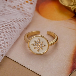 Anello stella d'oro regolabile con fondo in smalto bianco e pietre di zircone lucido