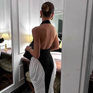Rückansicht eines rückenfreien Neckholder-Kleids mit schwarzem Oberteil und weißem Rock