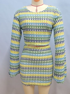 Détail d'un ensemble deux pièces au crochet multicolore avec des motifs ondulés vibrants