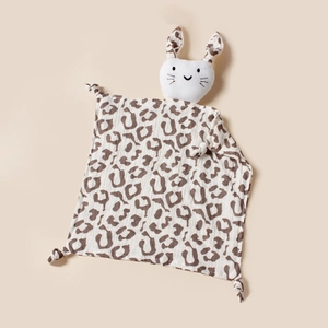 Détail du doudou en mousseline léopard avec tête de lapin et coins noués à la main