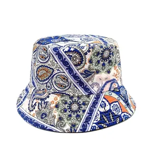 Bob réversible à motif paisley avec guide des tailles montrant 56-58cm de tour