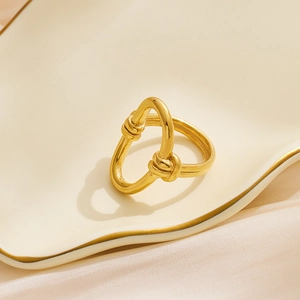 Vue détaillée de la bague nœud dorée avec finition mate et design tissé de style rétro