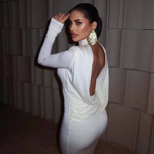 Dettaglio dell'elegante abito bianco senza schienale con vestibilità slim e drappeggio posteriore
