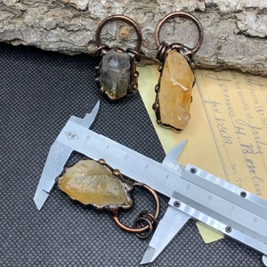 Dettaglio della misura del pendente in cristallo naturale di 45 mm con finitura in bronzo