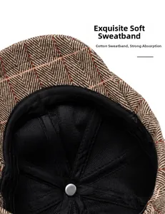 Détail de la casquette gavroche marron à chevrons avec bandeau en coton et doublure douce
