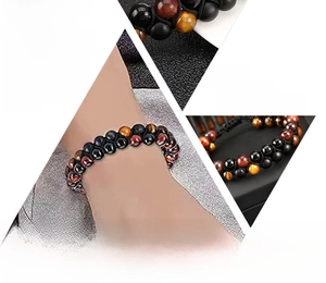 Détail du bracelet double couche en œil de tigre et obsidienne avec cordon réglable