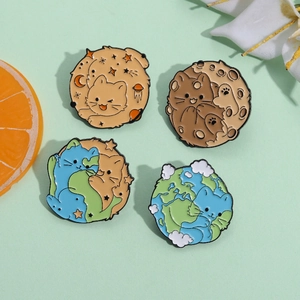 Lot de pin's en émail avec d'adorables chats serrant la Terre et la Lune contre eux