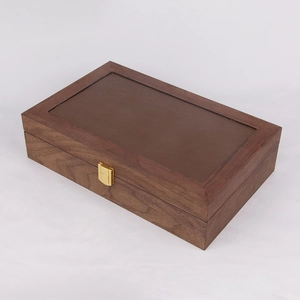 Vue macro du coffret montre en bois de noyer avec insert cuir et fermoir doré chic