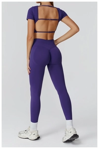 Detail des lila Yoga-Sets mit rückenfreiem Oberteil und hoch taillierter Sport-Leggings