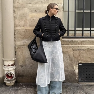 Elegante cappotto corto nero doppiopetto stile militare con abito in pizzo e jeans larghi