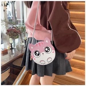 Sac bandoulière chat rose pour filles avec chaîne argentée porté par un enfant