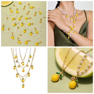 Dettaglio della collana estiva con ciondoli a limone, margherite e perle sintetiche