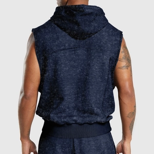 Détail de la veste à capuche sans manches délavée bleue montrant le dos et la texture