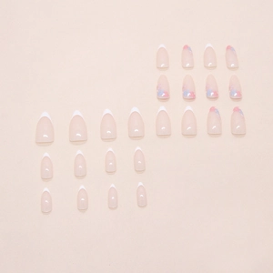 Set di 24 unghie finte a mandorla bianco crema con punte French e motivi floreali