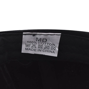 Détail du matériau 100% coton et de l'étiquette de lavage à l'intérieur de la casquette Brooklyn