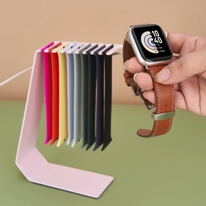 Detalle del soporte de carga para Apple Watch en acero 304 con correas de silicona