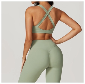 Dettaglio del reggiseno sportivo con incrocio dietro e leggings a vita alta verde