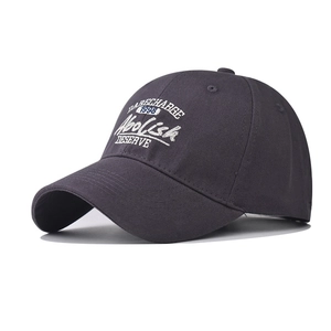 Détail de la broderie blanche et de la texture en coton de qualité de la casquette grise