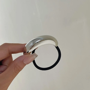 Nahaufnahme eines minimalistischen Haargummis mit poliertem Silber-Metall-Element