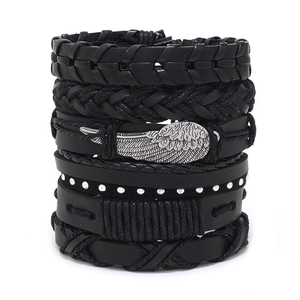 Set di bracciali multicapa da uomo in pelle nera punk con ali in metallo e borchie