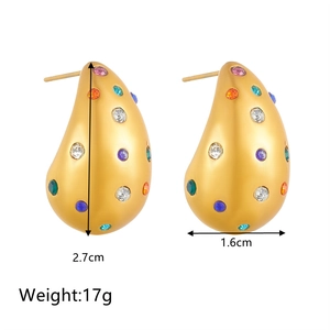 Détail des boucles d'oreilles goutte évidées avec dimensions 2,7cm x 1,6cm et poids 17g