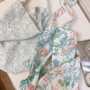 Primer plano de bolsas de tela de algodón ligero con estampados florales y botánicos