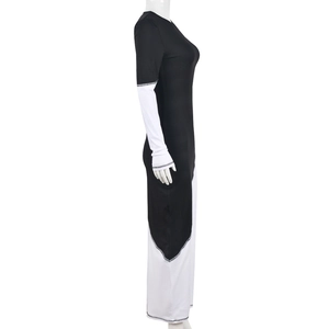 Détail des coutures contrastées et du patchwork noir et blanc sur la robe longue maxi