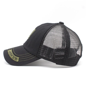 Détail du filet arrière noir respirant et broderie U.S. ARMY sur la casquette en coton