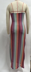 Vue arrière d'une robe longue au crochet bohème avec motifs à vagues colorées et dos nu
