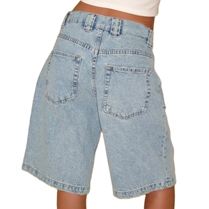 Slim fit lichtblauwe denim bermuda shorts voor dames met achterzakken en stikseldetails