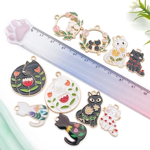 Assortimento di ciondoli a forma di gatto in smalto colorato e fiori con scala graduata