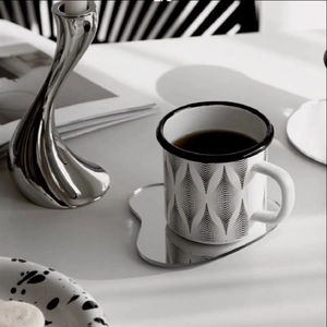 Sottobicchiere a specchio in acrilico irregolare con tazza geometrica su tavolo bianco