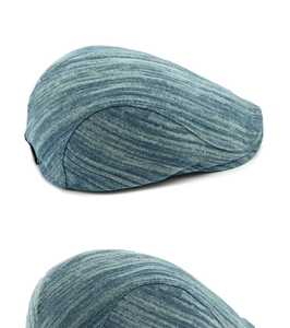 Détail de la casquette plate en jean délavé montrant la texture et la sangle réglable
