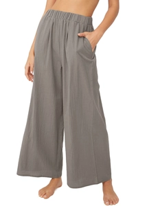 Détail de la taille élastique haute et de la poche sur le pantalon large gris foncé