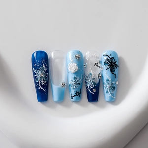 Adesivi per unghie con fiori 3D blu e cristalli su unghie a forma di ballerina