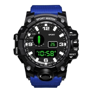 Détail de la montre de sport à double affichage avec bracelet bleu et lunette heure mondiale