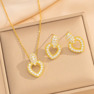 Elegantes Set aus goldener Herz-Halskette und Ohrringen mit Zirkonia in einer Geschenkbox