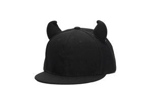Détail des cornes mignonnes sur une casquette de baseball hip hop à bord plat noir