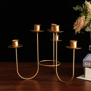 Candelabro nórdico dorado de 5 brazos en metal con elegante diseño en forma de U