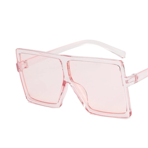 Detailansicht der rosa-transparenten Oversize-Quadrat-Sonnenbrille im 45-Grad-Winkel