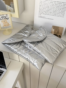 Detailansicht der silbernen gesteppten Laptoptasche mit horizontalen Nähten und Metallic-Look