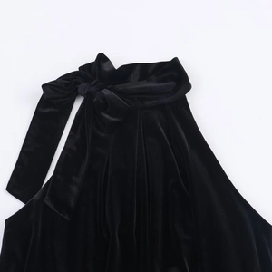 Sexy schwarzes Samttop mit schickem Schleifenausschnitt und eleganter Ballon-Silhouette
