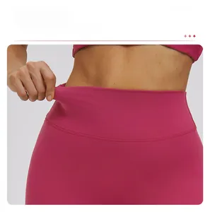 Détail du legging de yoga à taille haute montrant l'élasticité et le tissu sans couture