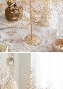 Detail van elegante gouddraad kerstboom met luxe trossen van kristallen kralen