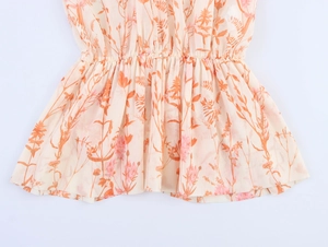 Detailansicht der elastischen Taille eines Chiffonkleids mit Blumenmustern