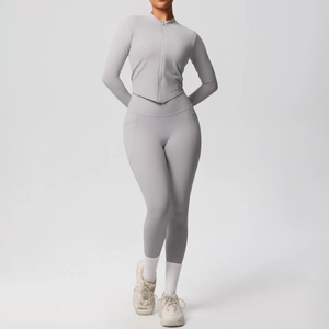 Détail de l'ensemble de yoga gris clair avec veste zippée, ourlet en V et legging à poche latérale