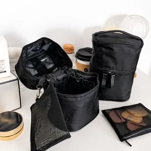 Ensemble détaillé de trousses de maquillage en nylon noir et organisateurs en filet