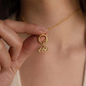 Goldene Sternzeichen-Halskette mit wellenförmigem Diamant-Anhänger an einer feinen Kette