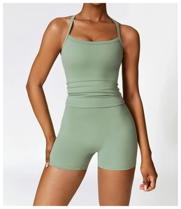 Détail de l'ensemble de sport vert sauge avec haut à fines bretelles et short