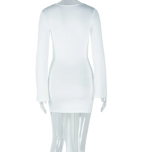 Vue arrière d'une robe moulante blanche à épaules dénudées et longues manches évasées